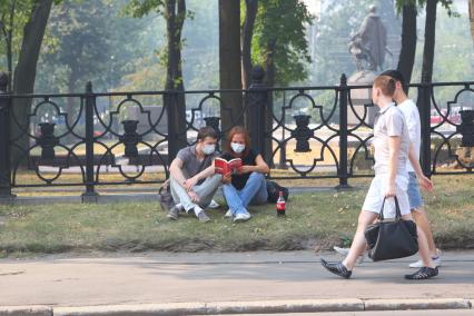 Смог от лесных пожаров в Москве, 27 июля 2010 года. Лесной пожар. Лесные пожары. Тушение. Дым. Гарь. Маска. Средство защиты. Экология. Глобальное потепление.