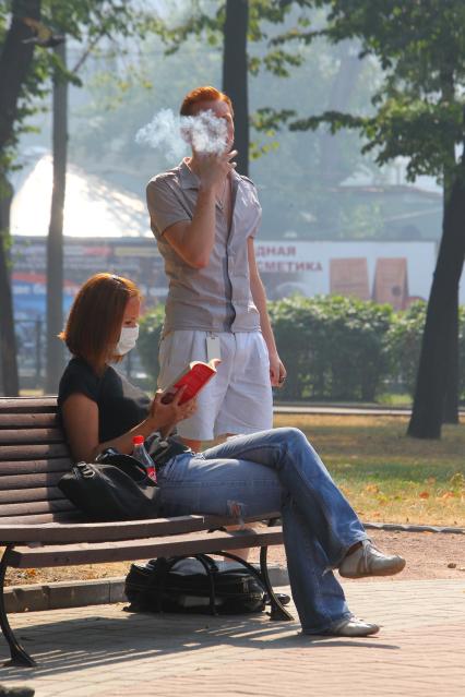 Смог от лесных пожаров в Москве, 27 июля 2010 года. Лесной пожар. Лесные пожары. Тушение. Дым. Гарь. Маска. Средство защиты. Экология. Глобальное потепление. Курение.