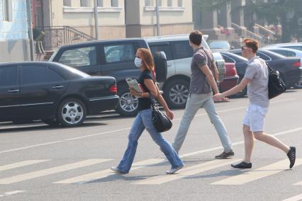 Смог от лесных пожаров в Москве, 27 июля 2010 года. Лесной пожар. Лесные пожары. Тушение. Дым. Гарь. Маска. Средство защиты. Экология. Глобальное потепление. Пешеходы. Переход. Грипп. Простуда. Болезнь.