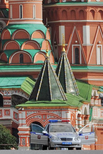 Патрульная машина ДПС (ГАИ, ГИБДД, Милиция) на Красной площади перед Собором Василия Блаженного, 28 июля 2010 года. Охрана. Памятник. Режим. Режимный объект.