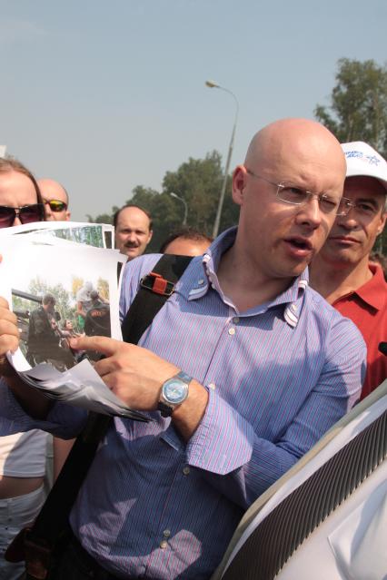 Противостояние застройщиков и противников вырубки химкинского леса, Химки, Подмосковье, 26 июля 2010 года.
На фото: Антон Беляков, депутат ГД от СПРАВЕДЛИВОЙ РОССИИ.