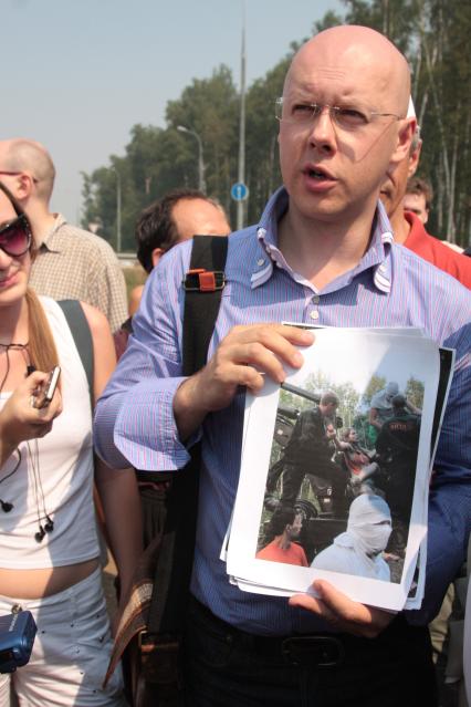 Противостояние застройщиков и противников вырубки химкинского леса, Химки, Подмосковье, 26 июля 2010 года.
На фото: Антон Беляков, депутат ГД от СПРАВЕДЛИВОЙ РОССИИ.