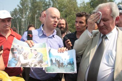 Противостояние застройщиков и противников вырубки химкинского леса, Химки, Подмосковье, 26 июля 2010 года.
На фото: Антон Беляков, депутат ГД от СПРАВЕДЛИВОЙ РОССИИ и представитель застройщика Симченко..