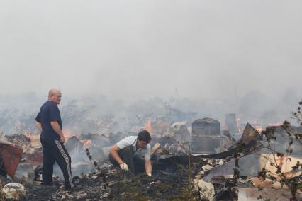 Тушение пожара в поселке Остафьево,окрестности Щербинки, Подмосковье, 2 августа 2010 года. Лесной пожар. Жара. Глобальное потепление. Жара. Лето. Пожарище. Лесные пожары. Деловой центр СИТИ. Туман. Пепелище.