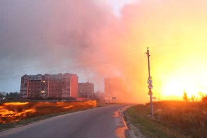 Тушение пожара в поселке Остафьево,окрестности Щербинки, Подмосковье, 2 августа 2010 года. Лесной пожар. Жара. Глобальное потепление. Жара. Лето. Пожарище. Лесные пожары. Деловой центр СИТИ. Туман. Пепелище.
