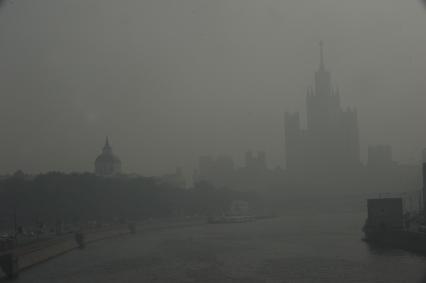 Смог от лесных пожаров, Москва, 2 августа 2010 года. Лесной пожар. Жара. Глобальное потепление. Лето. Лесные пожары. Туман. Высотка на Котельнической набережной. Высотки сталинские.