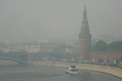 Смог от лесных пожаров, Москва, 2 августа 2010 года. Лесной пожар. Жара. Глобальное потепление. Лето. Лесные пожары. Туман. Кремль. Москва-река.