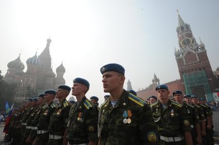 Празднование Дня воздушно-десантных войск (ВДВ)на Красной площади, Москва, 2 августа 2010 года. Армия. Курсанты.