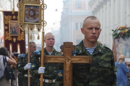 Празднование Дня воздушно-десантных войск (ВДВ)на Красной площади, Москва, 2 августа 2010 года. Армия. Религия. Православие. Крест. Икона.