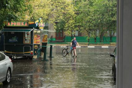 Ливень во время аномальной жары принес некоторое облегчение горожанам. Жара. Лужа.