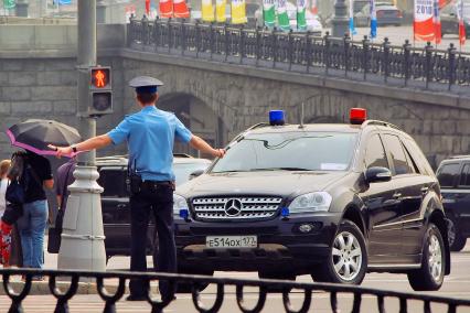 Милиция на охране , Красная площадь, 3 августа 2010 года. Охрана. ГАИ. ГИБДД.  ДПС. Безопасность движения. Мерседес. Мигалка. Спецсигнал. Чиновник. Правила дорожного движения. Регулировщик.