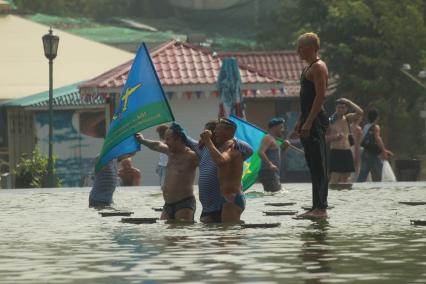 Празднование Дня воздушно-десантных войск (ВДВ) в Парке культуры и отдыха имени Горького, Москва, 2 августа 2010 года. Армия. Фонтан. Купание.