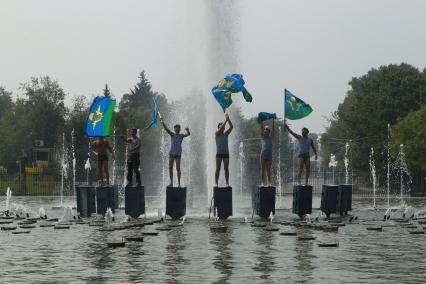 Празднование Дня воздушно-десантных войск (ВДВ) в Парке культуры и отдыха имени Горького, Москва, 2 августа 2010 года. Армия. Фонтан. Купание.