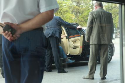 Приезд Владимира Ресина на выставку на ВВЦ, 2 августа 2010 года. Чиновник. ВИП. Автомобиль. Охрана. Служба протокола. Встреча.