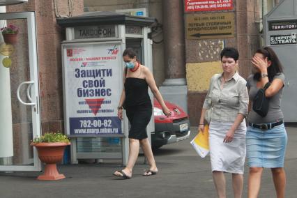 Смог в Москве. Люди ходят в масках. 4 августа 2010 год. Стихийные бедствия. Климат. Жара. Глобальное потепление. Маска.