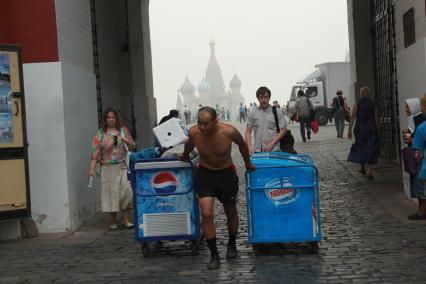 Смог от лесных пожаров в Москве. Мороженщик. 4 августа 2010 год. Стихийные бедствия. Климат. Жара. Глобальное потепление.