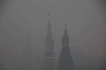Смог от лесных пожаров в Москве, 4 августа 2010 года. Климат. Жара. Лето. Гарь. Экология. Глобальное потепление. Стихийное бедствие. Стихия. Лесной пожар. Кремль. Красная площадь.