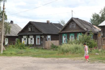 г. Осташков Россия Тверской области. 31 июля 2010 год. частный жилой дом местные жители, ведро