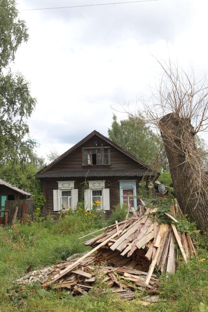 г. Осташков Россия Тверской области. 31 июля 2010 год. Частный жилой дом, дрова доски