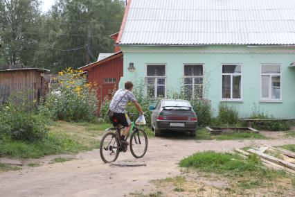 г. Осташков Россия Тверской области. 31 июля 2010 год. местный житель на велосипеде, велосипедист, велосипед