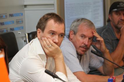 Пресс-конференция по защите собак, 5 августа 2010 года.
Андрей Макаревич. Евгений Миронов
