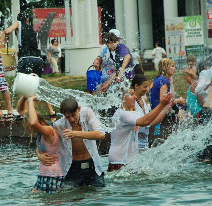 Молодежь развлекается игрой с водой, ВВЦ (бывшая ВДНХ), 5 августа 2010 года. Игры. Развлечения. Жара. Климат. Глобальное потепление. Вода.