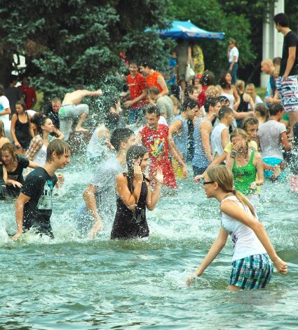 Молодежь развлекается игрой с водой, ВВЦ (бывшая ВДНХ), 5 августа 2010 года. Игры. Развлечения. Жара. Климат. Глобальное потепление. Вода.