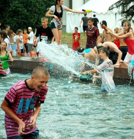 Молодежь развлекается игрой с водой, ВВЦ (бывшая ВДНХ), 5 августа 2010 года. Игры. Развлечения. Жара. Климат. Глобальное потепление. Вода.