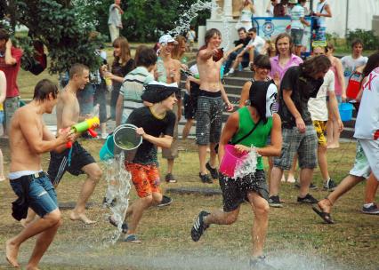 Молодежь развлекается игрой с водой, ВВЦ (бывшая ВДНХ), 5 августа 2010 года. Игры. Развлечения. Жара. Климат. Глобальное потепление. Вода. Маска. Маскарад.