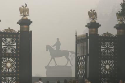 Смог от дыма лесных пожаров в Москве, 8 августа 2010 года. Памятник Георгию Жукову на Манежной площади. Георгий Жуков. Лесной пожар. Гарь. Жара. Лето. Глобальное потепление.
