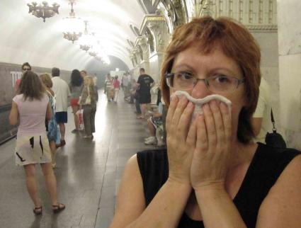 Смог от дыма лесных пожаров в Москве, 8 августа 2010 года. Метро. Макса. Марлевая повязка. Пассижир. Эпидемия. Медицина. Простуда. Лесной пожар. Гарь. Эскалатор. Жара. Лето. Глобальное потепление.