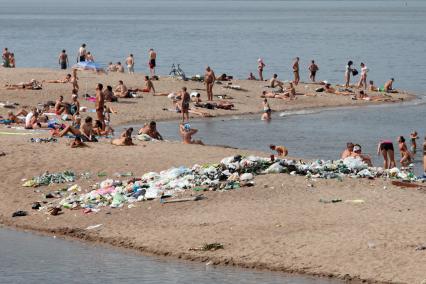 санкт-петербург 09.08.2010  грязный пляж намывные территории