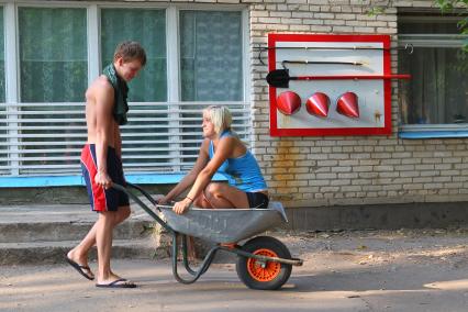 Дети в детском лагере отдыха, Подмосковье, 22 июля 2010 года. Молодежь. Старшеклассники. Отношения. Влюбленность.