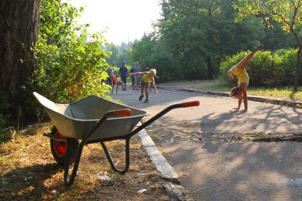 Дети в детском лагере отдыха, Подмосковье, 22 июля 2010 года. Физкультура. Уборка. Тачка.