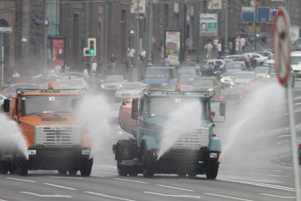 Москва Жанр, 10 августа 2010 года. Комунальные службы, Дорога, Жара, Помывка улиц, Уборка, Поливка,  Дорожное движение, Транспорт, Вода. Асфальт. Дорога. Покрытие.