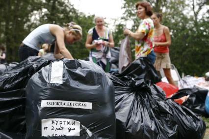 Сбор вещей для пострадавших от лесных пожаров, Москва,  10 августа 2010 года. Лесной пожар. Погорельцы. Гуманитарная помощь. Милосердие. Жара.