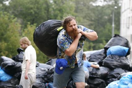 Сбор вещей для пострадавших от лесных пожаров, Москва,  10 августа 2010 года. Лесной пожар. Погорельцы. Гуманитарная помощь. Милосердие. Жара.