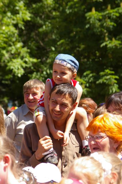 Сын сидит на плечах отца, 1 июня 2009 года. Саратов. Отец и сын. Отцы и дети. Родители и дети. Радость. Праздник. Семья. Детство. Ребенок.