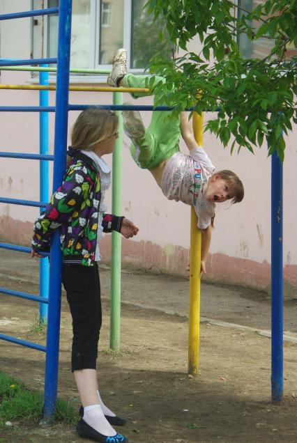 Девочка падает со спортивного снаряда во дворе школы, 14 мая 2010 года. Саратов. Дети. Детство. Спортивный снаряд. Физкультура. Школа. Урок. Падение. Ушиб. Травма. Каникулы.