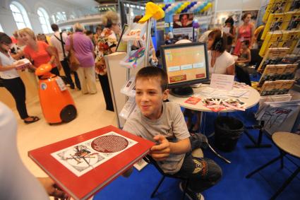 Школьная ярмарка в московском Манеже, 13 августа 2010 года. Торговля. Школа. Школьник. Образование. Учеба. Средняя. Компьютер. Книги. Чтение. Информатика.