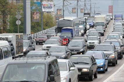 Дорожное движение, Москва,  23 августа 2010 года.  Пробки. Автомобили. Дорога. Мотоцикл. Байкер. Мотоциклист.