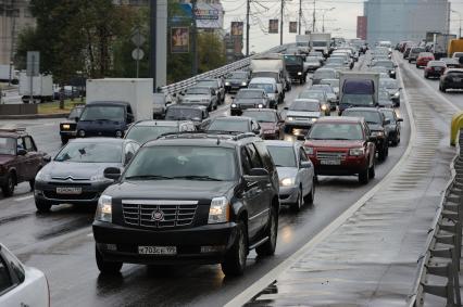 Дорожное движение, Москва,  23 августа 2010 года.  Пробки. Автомобили. Дорога.