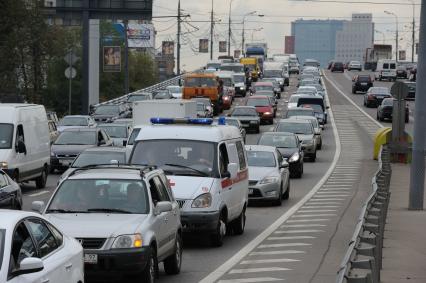 Дорожное движение, Москва,  23 августа 2010 года.  Пробки. Автомобили. Дорога. Скорая помощь. Неотложка. Медицина.