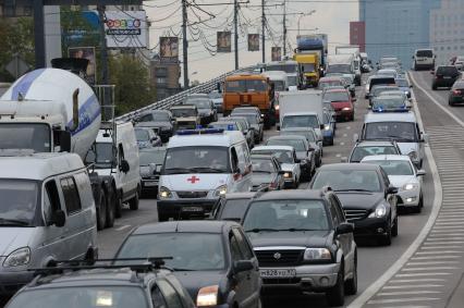 Дорожное движение, Москва,  23 августа 2010 года.  Пробки. Автомобили. Дорога. Скорая помощь. Неотложка. Медицина.