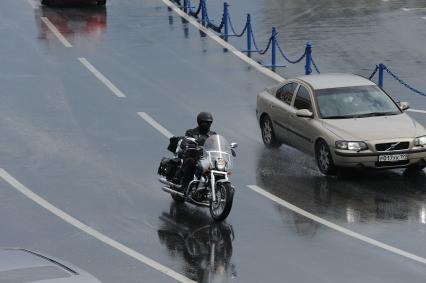 Дорожное движение, Москва,  23 августа 2010 года.  Пробки. Автомобили. Дорога. Мотоцикл. Байкер. Мотоциклист.