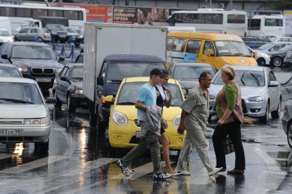 Дорожное движение, Москва,  23 августа 2010 года.  Пробки. Автомобили. Дорога.