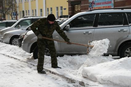 Дата: 16.03.2009, Дворник убирает снег с улиц.