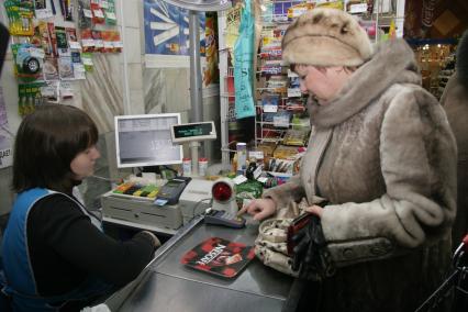 Дата: 03.03.2010, В магазине покупатели выбирают и оплачивают товар.