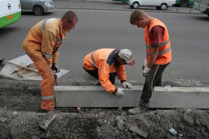 Дата: 23.06.2010, Установка бордюров вдоль городской улицы.