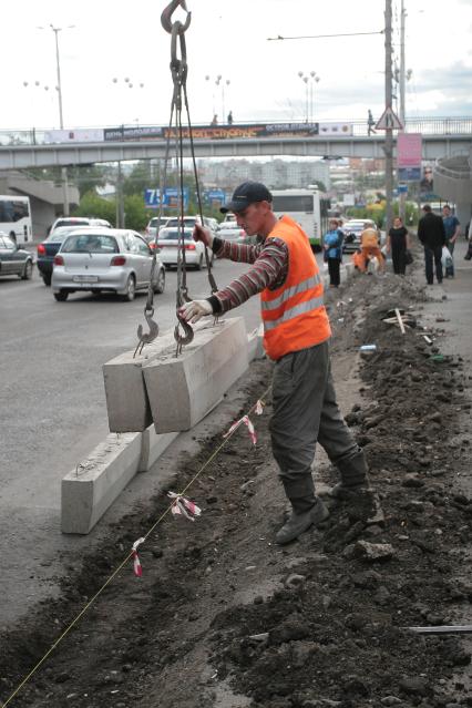 Дата: 23.06.2010, Установка бордюров вдоль городской улицы.